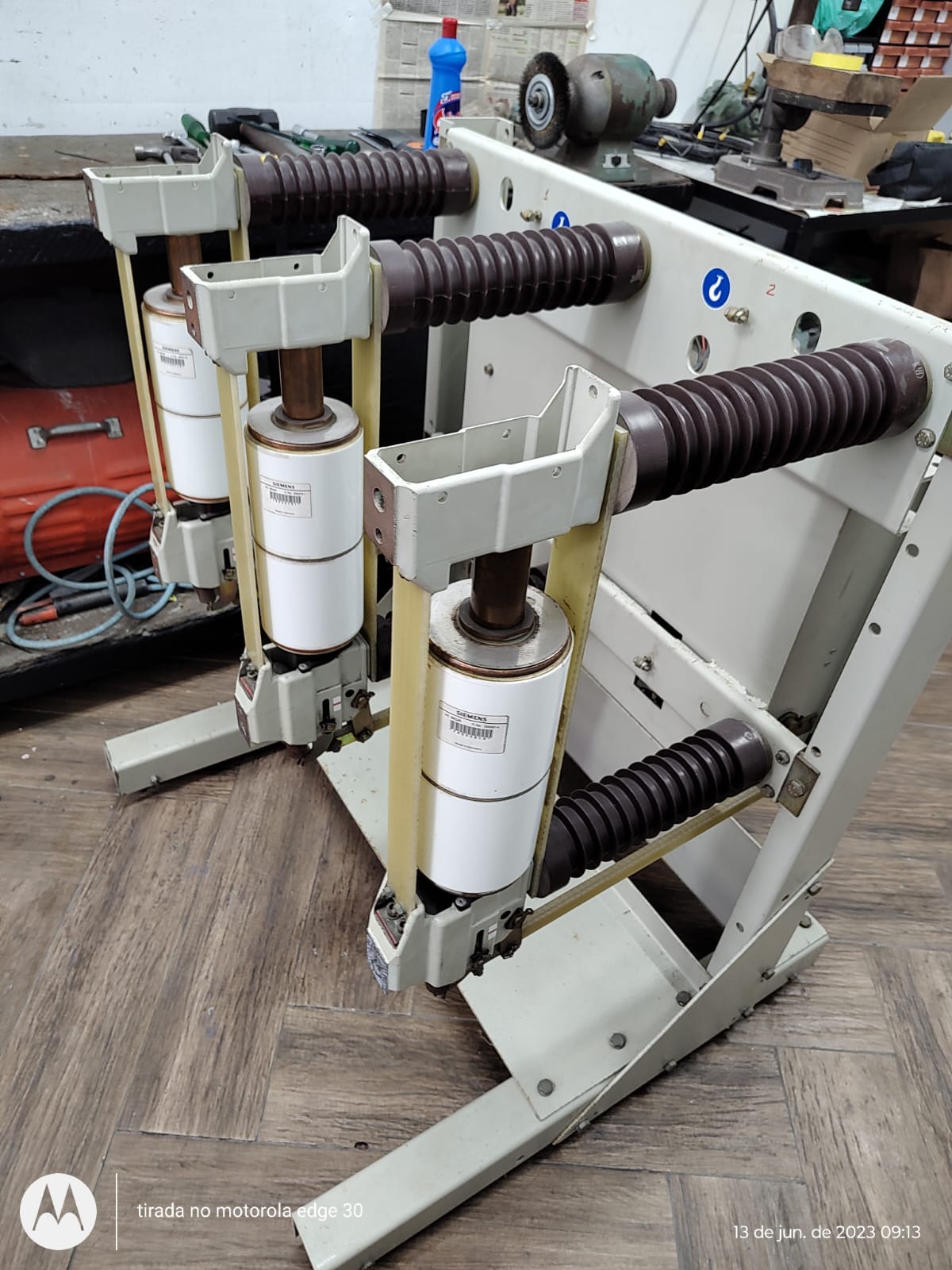 Mecanismo interno de equipamento elétrico em manutenção